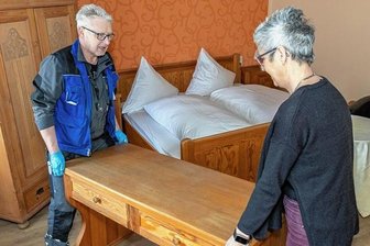 Gäste von Lokal in Falkenstein fühlen sich von Wirt geprellt - Thomas Schmider und Annett Zoglauer-Schmider bereiten die Jägerhalle als Frühstückshotel vor. Übernachten mit Frühstück ist ab 1. April möglich.