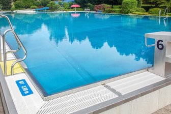 Gäste wünschen sich Verlängerung der Badesaison in Oederan - Still ruht der Badeteich. Auch in Oederan ist das Erlebnisbad auf Grund der zuletzt kühlen und wechselhaften Witterung bereits geschlossen.