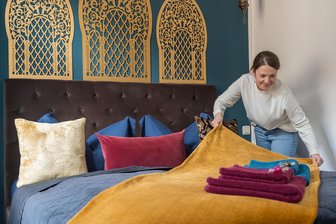 Gästebetten im Göltzschtal sind knapp: Übernachten im Möbelhaus? Oder baut Auerbach ein Hotel für die Gartenschau? - Annett Lee bereitet das Zimmer für Gäste im „Kerkermeister“. Dort können bis zu zehn Personen übernachten. Kleine Anbieter können den Bedarf zur Laga aber nicht decken.