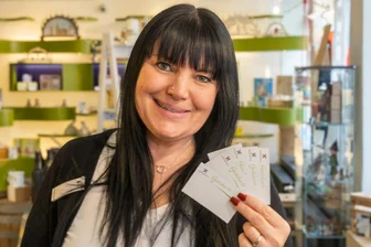 Gästekarten-Check: Wo das Erzgebirge gegenüber Schwarzwald und Ostsee punktet – und wo nicht - Kristin Raatz, Mitarbeiterin in der Touristinformation in Annaberg-Buchholz, zeigt die Gästekarte Erzgebirge, die von den Beherbergungsbetrieben an Übernachtungsgäste in der Region ausgehändigt wird.