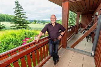 Gästelieblinge kommen aus Abhorn und Schöneck: Wo Urlauber am liebsten übernachten - Der Ausblick in die Natur ist das größte Pfund, das „Pumphut“-Vermieter Uwe Kunzmann seinen Gästen in Abhorn zu bieten hat. Freilich gibt es auch Pool, Sauna und behagliche Zimmer.