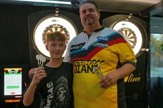 „Gaga“ begeistert Hobby-Dartspieler im Erzgebirge - Der 13-jährige Jamie Freitag aus Chemnitz konnte sich von seinem Vorbild Gabriel Clemens einiges abschauen.