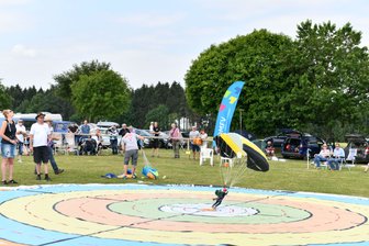 Gahlenz: Bayerin gewinnt Sächsische Meisterschaft im RC-Fallschirmspringen - 