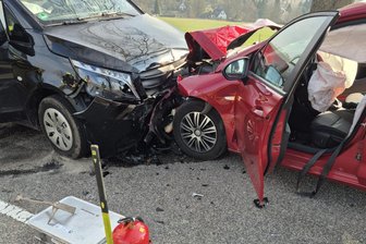 Gahlenz: Schwerer Unfall fordert Verletzte - Ein Transporter und ein Pkw stießen zusammen. Personen wurden verletzt.