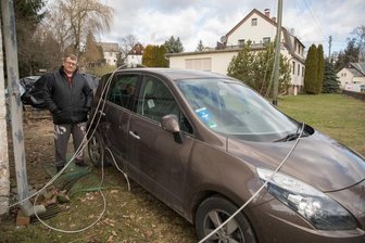Gahlenz: Stromleitung fällt auf Pkw - Auf das Auto des Gahlenzers Uwe Jähnig war die gerissene Stromleitung gefallen. Ein Baum war auf die Leitung gestürzt. 