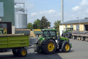 Gahlenz: Wie die Gerste vom Bauern zum Brauer kommt - Hochbetrieb an den Silos der Erzgebirgskorn Gahlenz, Gerste und Raps wird derzeit eingelagert.