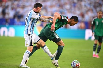 Gala dank Glück? Rot-Kontroverse nach Foul von Messi - Umstrittene Szene: Lionel Messi foult seinen Gegenspieler.