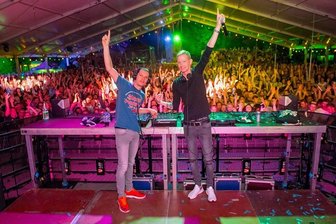 Gala, Gäste, Geburtstags-Umzug: Plauen ist heiß aufs Spitzenfest - Das DJ-Duo Gestört aber geil will am Samstagabend Besucher zum Tanzen bringen.