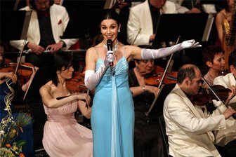 Galakonzert mit Katrin Weber, Hochzeitsmesse und erste Lachnacht: Das ist am Wochenende im Vogtland los - Die aus dem Vogtland stammende Sängerin und Kabarettistin Katrin Weber und die Vogtland Philharmonie treten am Samstag in Auerbach auf.