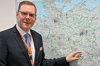 Galeria-Chef: Wie er seine Mitarbeiter in der Krise motiviert und warum er in Chemnitz bleiben möchte - Die Deutschlandkarte im Büro von Torsten Dunkelmann zeigt die Orte, an denen er in einem Kaufhaus gearbeitet hat. Er sagt, dass er gern nach Chemnitz gekommen sei und bleiben will.