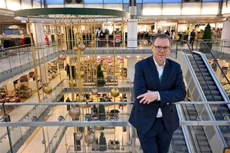 Galeria-Filiale in Chemnitz: Das letzte Weihnachtsgeschäft vor dem Umbau - Das letzte Weihnachtsgeschäft im ursprünglich konzipierten Kaufhaus: Filial-Geschäftsführer Torsten Dunkelmann beschränkt sich künftig auf die Hälfte der Fläche.
