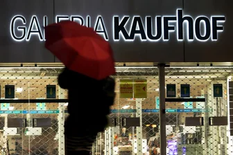 Eine Frau geht mit Regenschirm an einer geschlossenen Kaufhof Filiale vorbei. Zum zweiten Mal innerhalb von weniger als zwei Jahren musste der Handelsriese am Montag den Weg zum Insolvenzgericht antreten und Rettung in einem Schutzschirmverfahren suchen.