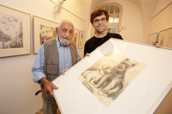 Galerie e.o.plauen ist auf den Hund gekommen: Plauener Zeichner Wilhelm Mühsam präsentiert sich - Zeichner Wilhelm Mühsam zeigt derzeit einige seiner Arbeiten zum Thema Hund in der Galerie e.o.plauen. An seiner Seite: Galerie-Mitarbeiter Lars Hamann.