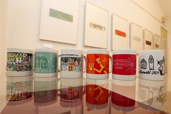 Galerie e.o.plauen zeigte kleine Weihnachtstipfl-Entwurfsausstellung - In der Ausstellung im Erich-Ohser-Haus sind auch Tassen mit den Motiven zu sehen, die jetzt zur Wahl standen.