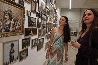 Galerie Forum K zeigt Frauenbilder - Fotografin Kristin Lehmann (rechts) führt Catharina Schubert durch ihre Werkschau, die derzeit in der Galerie Forum K an der Neundorfer Straße 4 zu sehen ist.
