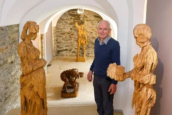Galeriefest: Hohenstein-Ernstthal zeigt Künstler, den die Hofkirche Dresden aussortiert hat - Typisch für die Holzskulpturen von Andreas Kuhnlein sind die stark zerklüfteten Oberflächen.