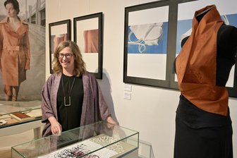 Galerierundgang mit Kathi Halama: Sonderführung auf Schloss Wildenfels - Designerin Kathi Halama in der Ausstellung der Schlossgalerie Wildenfels.
