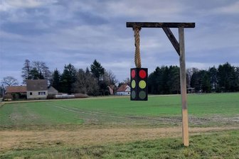 Galgen für Bundesregierung in Sachsen aufgestellt: Ist das strafbar? - Unbekannte haben an der S 121 bei Horka einen Ampel-Galgen aufgestellt.