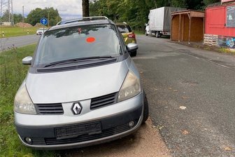 Galgenfrist für Auto auf Pendlerparkplatz an der A 72 bei Reichenbach - Der rote Punkt auf der Frontscheibe verrät es: Noch bis 1. September hat der Halter des Autos Zeit, das Fahrzeug abzuholen.