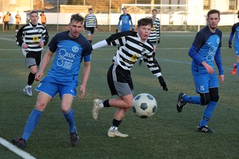 Galgenhumor beim TV Oberfrohna: Trainer gratuliert dem „Oberliga-Team“ des VfB Empor zum Sieg in der Westsachsenliga - Louis Gaida (Mitte) war mit drei Treffern Matchwinner des VfB Empor II beim Heimsieg gegen den TV Oberfrohna.