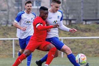 Gallige Gastgeber gewinnen - Marius Bernhardt (rechts) hier in einem Zweikampf mit dem Lößnitzer Samiou Tchagbele, erzielte am Sonntag das entscheidende Tor beim 1:0-Erfolg des VfB Empor Glauchau.