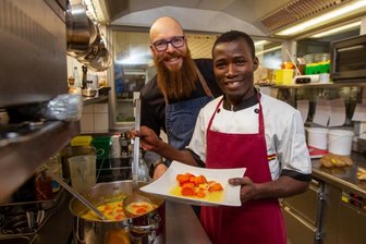 Gambier erkocht sich Preis mit vogtländischen Kartoffelklößen - Best-Western-Küchenchef Thomas Gruner (links) mit seinem Auszubildenden Muhamed Drameh.