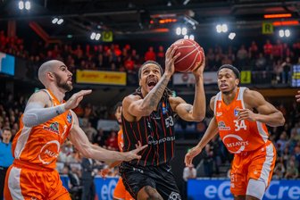 Gamewinner kurz vor dem Ende: Niners Chemnitz gewinnen Krimi in Vechta - Kevin Yebo beim Spiel der Niners Chemnitz in Vechta.