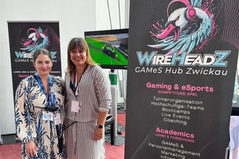 Gamification bei der Bewerbersuche: WHZ zeigt, wie Zocker zu Kollegen werden - Verwaltungsprofessorin Manuela Sachse (rechts) und Projektmitarbeiterin Lisa Strauch (links) suchen den Austausch mit kleineren und mittleren Unternehmen.