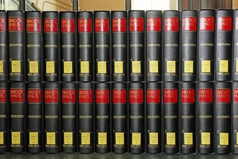 Ganoven treiben Schindluder mit Lexika-Sammelbänden - Brockhaus-Bücher, fotografiert in der Zwickauer Ratsschulbibliothek. 