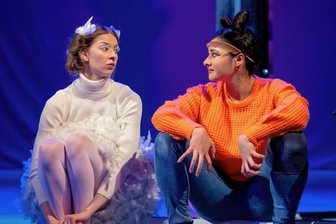 Gans sucht den Sinn des Lebens - Szene mit Nadja Schimonsky als Gans (links) und Mira Sanjana Sharma als Fuchs.
