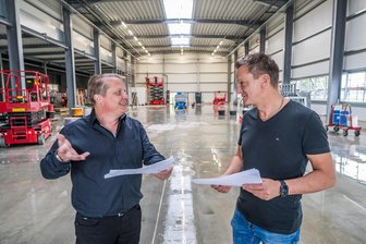 Gantner Instruments in Zwönitz erweitert Produktion für den Weltmarkt: „Wir sprechen hier zwölf Sprachen“ - Geschäftsführer Jörg Scholz und Fertigungsleiter Lars Günther in der neuen Lagerhalle von Gantner Instruments.