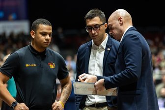 Ganz anders als noch zum Saisonstart: Warum die Niners Chemnitz wieder zu den Playoff-Kandidaten zählen - Haben in den vergangenen Wochen und Monaten hart gearbeitet, um an vielen Stellschrauben zu drehen: Niners-Cheftrainer Rodrigo Pastore (rechts) und seine Assistenten Gjorgji Kochov (Mitte) und David Gibson.