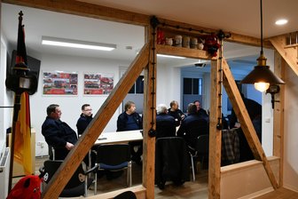 Ganz Arnsdorf baut das Gerätehaus um: „Früher wurden hier die Toten aufgebahrt“ - Mit viel Eigenleistung haben die Feuerwehrleute in Arnsdorf ihr Depot modernisiert und umgebaut. Aus der einstigen Wohnung ist der Schulungsraum geworden. Das alte Fachwerk wurde erhalten.