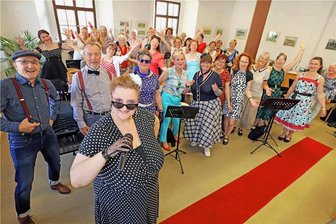 Ganz Freiberg träumt von der Liebe: Stadtchor präsentiert immergrüne Schlager bei den Freiberger Sommernächten - Conny Gebert (vorn) ist eine der beiden Solistinnen, die zum Schlagerabend des Freiberger Stadtchores singen wird.