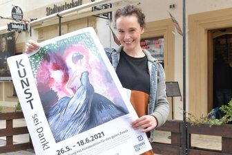 Ganz Freiberg wird zur Galerie: 30 Künstler machen mit - Tonja Arina Gold, Schauspielerin, Produktionsassistentin und Hobbymalerin, stellt ihr Bild "Durch die Nacht" (Acryl auf Leinwand, 30 mal 40 Zentimeter) als Poster im Schaufenster der Stadtwirtschaft Freiberg aus. In der Aktion "Kunst sei Dank!" soll es für einen guten Zweck versteigert werden.