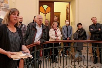 Ganz gleich, ob über und unter der Grasnarbe: Ehrenamtler aus dem Erzgebirge schützen Denkmale - Katja Kircheis (links) führte die Teilnehmer des Treffens durch die Neukirchner Villa in Thalheim, die sie und ihr Mann aufwendig saniert haben. Katja Kircheis ist selbst ehrenamtliche Denkmalpflegerin. 