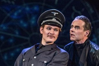 Ganz großes Theater: Chemnitz zeigt "Der Große Hanussen" von Stefan Heym auf der Bühne - Nähe zur Macht: Patrick Wudtke als Graf Helldorff und Christian Schmidt als Erik Jan Hanussen.