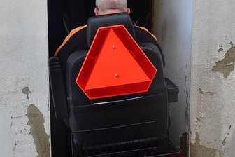 "Ganz herzlichen Dank an die Leser" - Passt auf den Zentimeter: Uwe Sommerfeldt fährt den Scooter ins Kellerabteil unter seiner Wohnung.