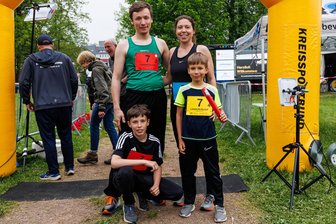Ganz in Familie: Die „Fuhrmannschaft“ schafft beim Landkreislauf ihr gestecktes Ziel - Tobias und Christina Fuhrmann waren mit ihren Söhnen Samuel (v. l.) und Theo zum zweiten Mal beim Landkreislauf als Familienstaffel dabei.