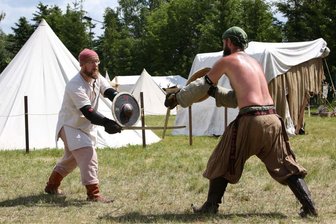 Ganz in Familie im Erzgebirge: Wo am Wochenende nicht nur Nachtschwärmer auf ihre Kosten kommen - Schaukampfvorführungen gehören auch in diesem Jahr wieder zum Programm der Mittsommernächte in Bärenstein – genauso wie Bogenschießen, Axt- und Messerwurf, Badezuber und Feuerkünstler beispielsweise. Das dreitägige Spektakel findet von Freitag bis Sonntag auf dem Gelände des Waldstadions in Bärenstein statt.