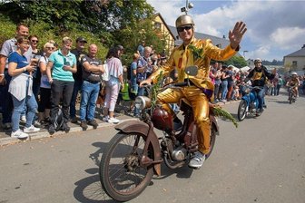 Ganz Kürbitz feiert knatterndes Kult-Moped auf dem SR2-Treffen - Ein bisschen Hanf muss sein: Dieser Biker im intergalaktischen Anzug hat seine SR2 mit der Pflanze dekoriert. Die meisten der 1130 SR2-Fahrer haben sich originell kostümiert - viele ritten als Cowboys oder Indianer ihre zweirädrigen "Pferde" über den Asphalt.