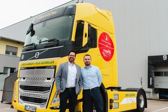 Ganz leise und ganz schick: Elektro-Lkw rollen seit einem Jahr zwischen Weißenborn und Siebenlehn - Alexander Remy (l., Process Manager Supply Chain and Logistics Felix Schoeller) und Jörg Prochaska (Regional Manager Business Development Nosta) blicken positiv auf das gemeinsame E-Lkw-Projekt in Siebenlehn und Weißenborn.