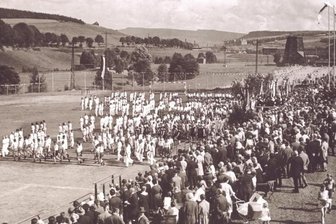 Ganz Neuwelt feiert vor 90 Jahren seinen Turnplatz - Das Bild vermittelt einen Eindruck von der Sportplatzweihe, die mit Festumzug und Bezirksturnfest verbunden war.