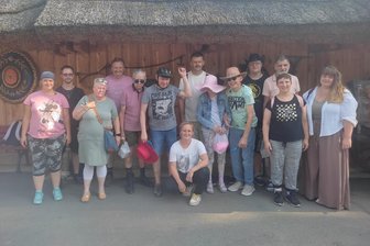 Ganz normal Urlaub machen trotz Handicap: Ein Heim im Erzgebirge macht’s möglich - Im Urlaubsmodus: Zehn Bewohner des Behindertenheims Bad Schlema erlebten im Vogtland aufregende Tage. Für Betreuerin Mandy Paatsch (vorn Mitte) ist das eine Herzensangelegenheit.