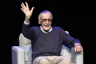 Ganz normale Superhelden - Comicautor Stan Lee ist tot - Stan Lee, Erfinder von Comicfiguren wie «Spider-Man» und «Iron Man», winkt während der Gala «Extraordinary: Stan Lee» zu seinen Ehren.
