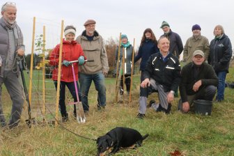 Ganz ohne „Baumpflanz-Challenge“ in sozialen Netzwerken: Naturschützer im Vogtland bepflanzen Stelzenhöhe - Freude herrschte beim Bäumepflanzen auf der Stelzenhöhe.