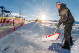 Ganz ohne Beschneiung: Saison am Skilift in Marienberg startet - Lothar Albrecht will am Samstag am Gelgenberg in Marienberg die neue Skisaison eröffnen.