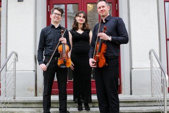 Ganz ohne Freiberger Bergstadtfest: Was ist noch los in der Region? - Grzegorz Warzecha, Mikolaj Pokora und die Pianistin Monika Ulanska gestalten das 5. Kammerkonzert der Mittelsächsischen Philharmonie auf Schloss Bieberstein.