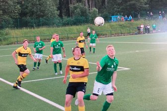 Ganz ohne Fußball geht es freilich nicht: Schönheider feiern Vereinsfest - Die Schönheider Fußballer feiern am Wochenende ihr Vereinsfest. Zuletzt gab es im Waldstadion ein tolles Derby gegen Eibenstock – in dieser Szene versucht Yannic Esche (r.) vom FCS Gäste-Stürmer Philipp Witscher in Schach zu halten.