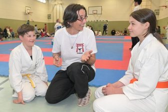 Ganz ohne Leistungsdruck - Trainerin Isabel Kuchinke erklärt Lena Engewald und Jannus Tröger, worauf es auf der Matte ankommt.